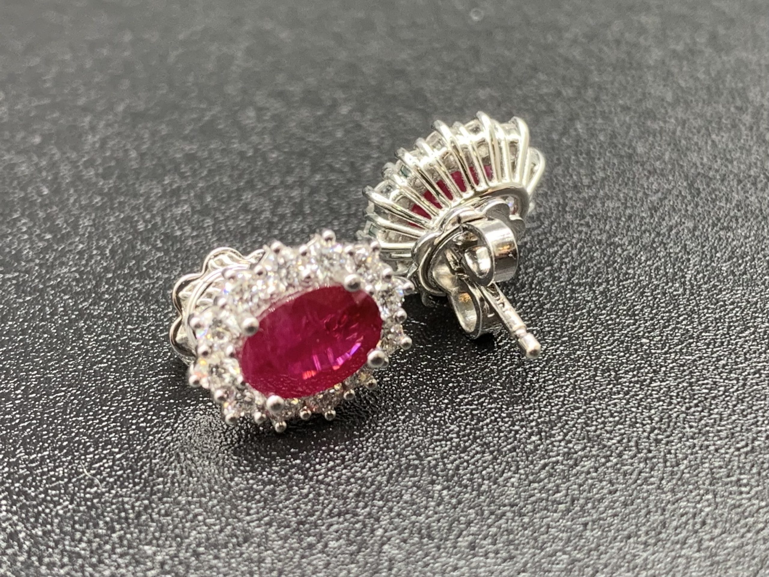 Punto Luce – Orecchini A Lobo In Argento 925 Con Cristallo Austriaco Rosso 3 Mm – Piccoli E Brillanti